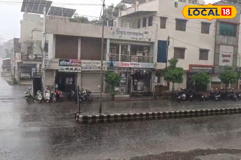 गेल्या काही दिवसांत मराठवाड्यावर आस्मानी संकट घोंघावत आहे. आज देखील वादळी वाऱ्यांसह अवकाळी पावसाचे सावट कायम आहे. पुढील 24 तासांसाठी छत्रपती संभाजीनगरसह बीड, लातूर आणि धाराशिव या जिल्ह्यांना पावसाचा यलो अलर्ट देण्यात आला आहे. गेल्या काही दिवसांत मराठवाड्यावर आस्मानी संकट घोंघावत आहे. आज देखील वादळी वाऱ्यांसह अवकाळी पावसाचे सावट कायम आहे. पुढील 24 तासांसाठी छत्रपती संभाजीनगरसह बीड, लातूर आणि धाराशिव या जिल्ह्यांना पावसाचा यलो अलर्ट देण्यात आला आहे.