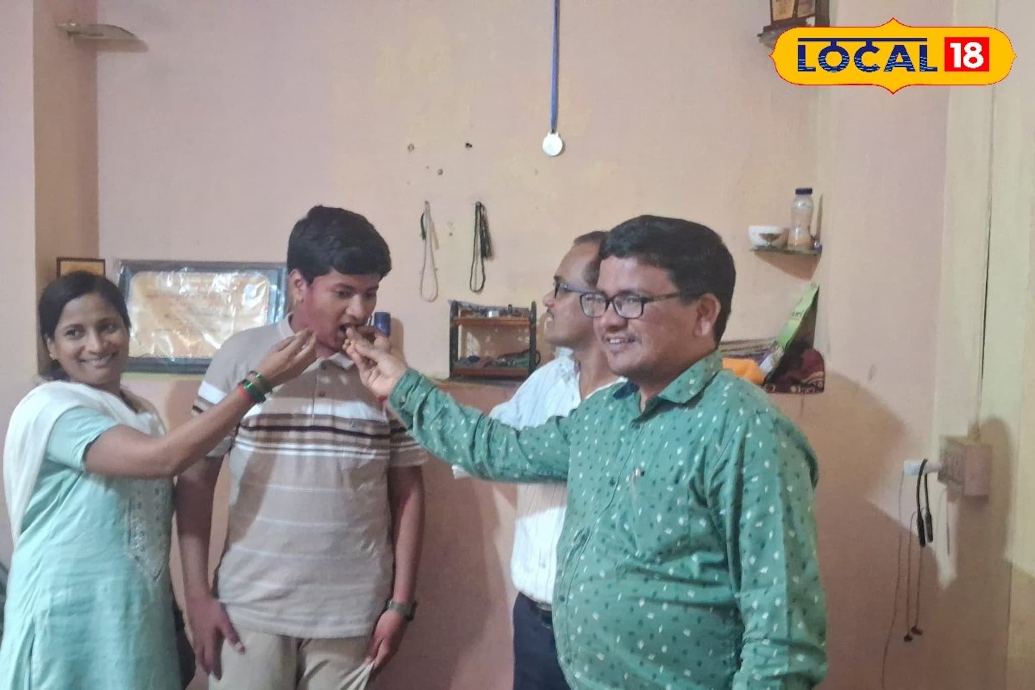 ट्युशन नव्हे, शिक्षकांवरच ठेवला विश्वास, कोल्हापूरचा अजीम 100 टक्क्यांनी पास!