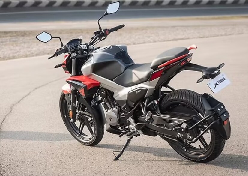 Hero Xtreme 125R : 125 सीसी इंजिन क्षमता आणि 10 लिटर इंधन टाकी क्षमतेसह, Hero Xtreme 125R ही हिरोची एक चांगली बाईक आहे. एलईडी हेडलॅम्प, डिजिटल स्पीडोमीटर, पेडल डिस्क ब्रेकसह अनेक फीचर्स आहेत. बाईकचे मायलेज 66 kmpl आहे. या बाईकची सुरुवातीची एक्स-शोरूम किंमत ₹96,336 आहे.