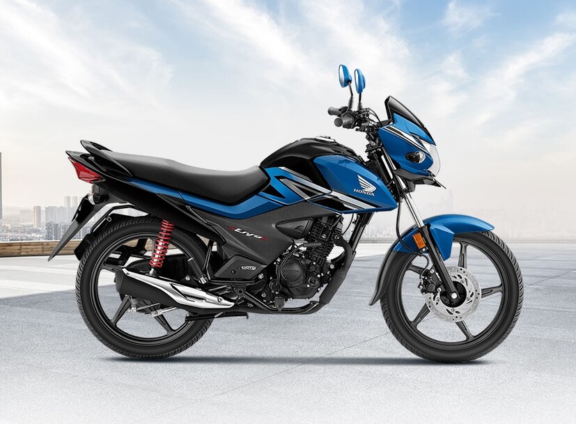 Honda Livo : 1 लाखांपेक्षा कमी मायलेज देणाऱ्या टॉप-रेटेड बाइक्सपैकी एक म्हणून, होंडा लिवो ही आकर्षक लूक आणि दमदार कामगिरी असलेली बाइक आहे. 109.51cc इंजिन क्षमतेसह, ते एसीजी सायलेंट स्टार्ट आणि डीसी हेडलॅम्पने सुसज्ज आहे जे आरामदायी राइडची खात्री देते. ही बाईक स्टायलिश आणि परवडणारी गाडी शोधणाऱ्या रायडर्ससाठी उत्तम फीचर्स देते. ही बाईक 60 kmpl मायलेज देते. या बाईकची सुरुवातीची एक्स-शोरूम किंमत ₹81,651 आहे.