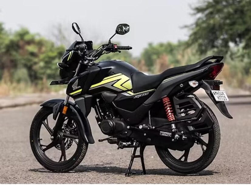 Honda SP 125 : उत्कृष्ट मायलेज आणि उत्तम कामगिरीसाठी तुम्ही होंडा SP 125 निवडू शकता. त्यात इंधन इंजेक्शन टेक्नॉलॉजीचा वापर करण्यात आला आहे. त्याचे इंजिन 10.73bhp ची जबरदस्त पॉवर देते. इंजिनची क्षमता 123.94cc आहे. या व्हेरिएंटमध्ये सायलेंट स्टार्ट सिस्टम आणि डिजिटल स्पीडोमीटर सारख्या फीचर्सचा समावेश आहे. ही 1 लाख रुपयांपेक्षा कमी किमतीच्या सर्वोत्तम मायलेज बाइक्सपैकी एक आहे. बाईकचा मायलेज 63 kmpl आहे. दिल्लीमध्ये या बाईकची सुरुवातीची एक्स-शोरूम किंमत ₹89,468 आहे.