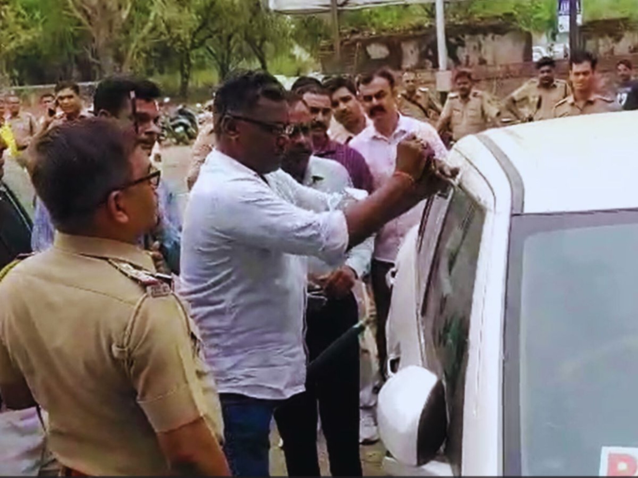 जळगाव रेल्वे स्थानकात पोलिसाची 'बेवारस कार' अन् येऊ लागला रहस्यमय आवाज अन्...