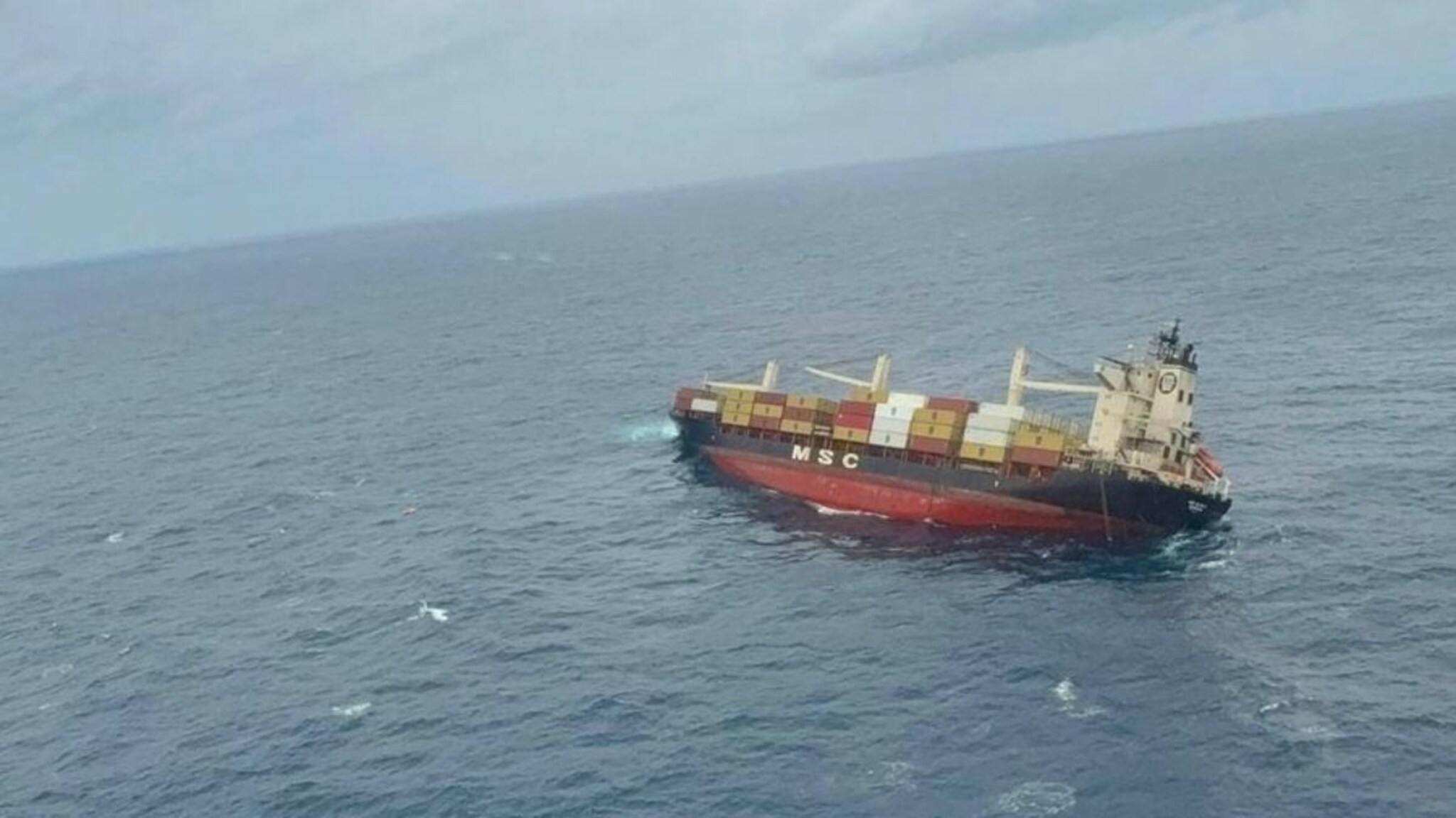 Kochi Cargo Ship: कंटेनरनं भरलेलं जहाज कागदी होडीसारखं समुद्रात बुडालं, घटनास्थळाचे PHOTOS