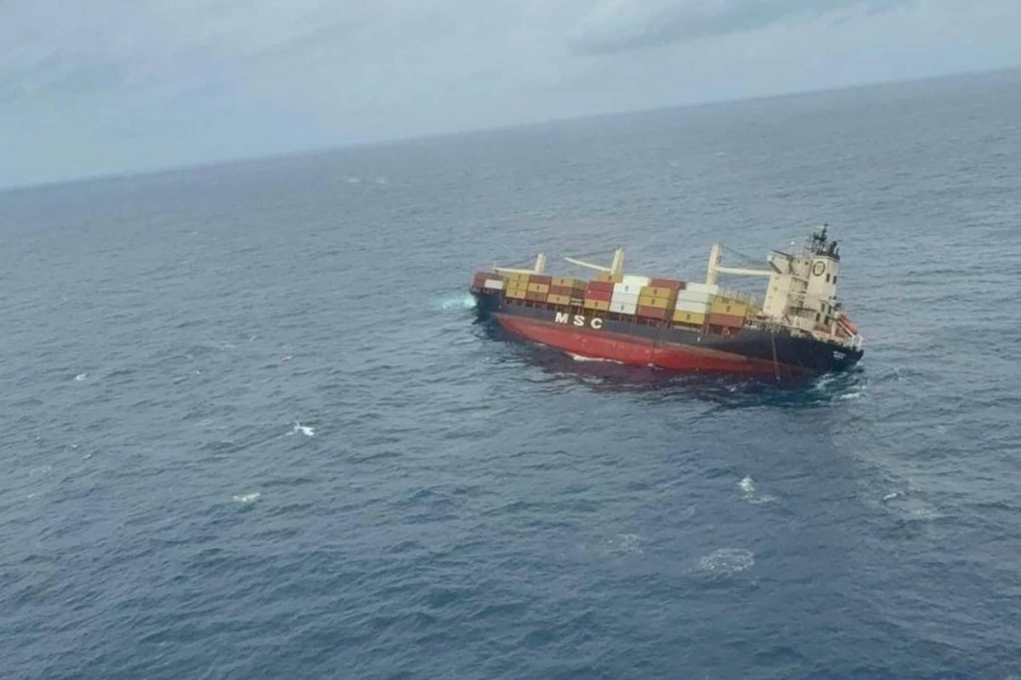 Kochi Cargo Ship: कंटेनरनं भरलेलं जहाज कागदी होडीसारखं समुद्रात बुडालं, घटनास्थळाचे PHOTOS