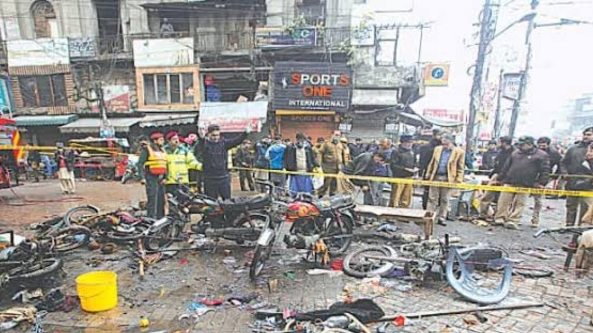 Lahore blasts : पाकिस्तानवर डबल अटॅक, एअर स्ट्राईकच्या 24 तासानंतर साखळी बॉम्बस्फोटाने हादरलं लाहोर!