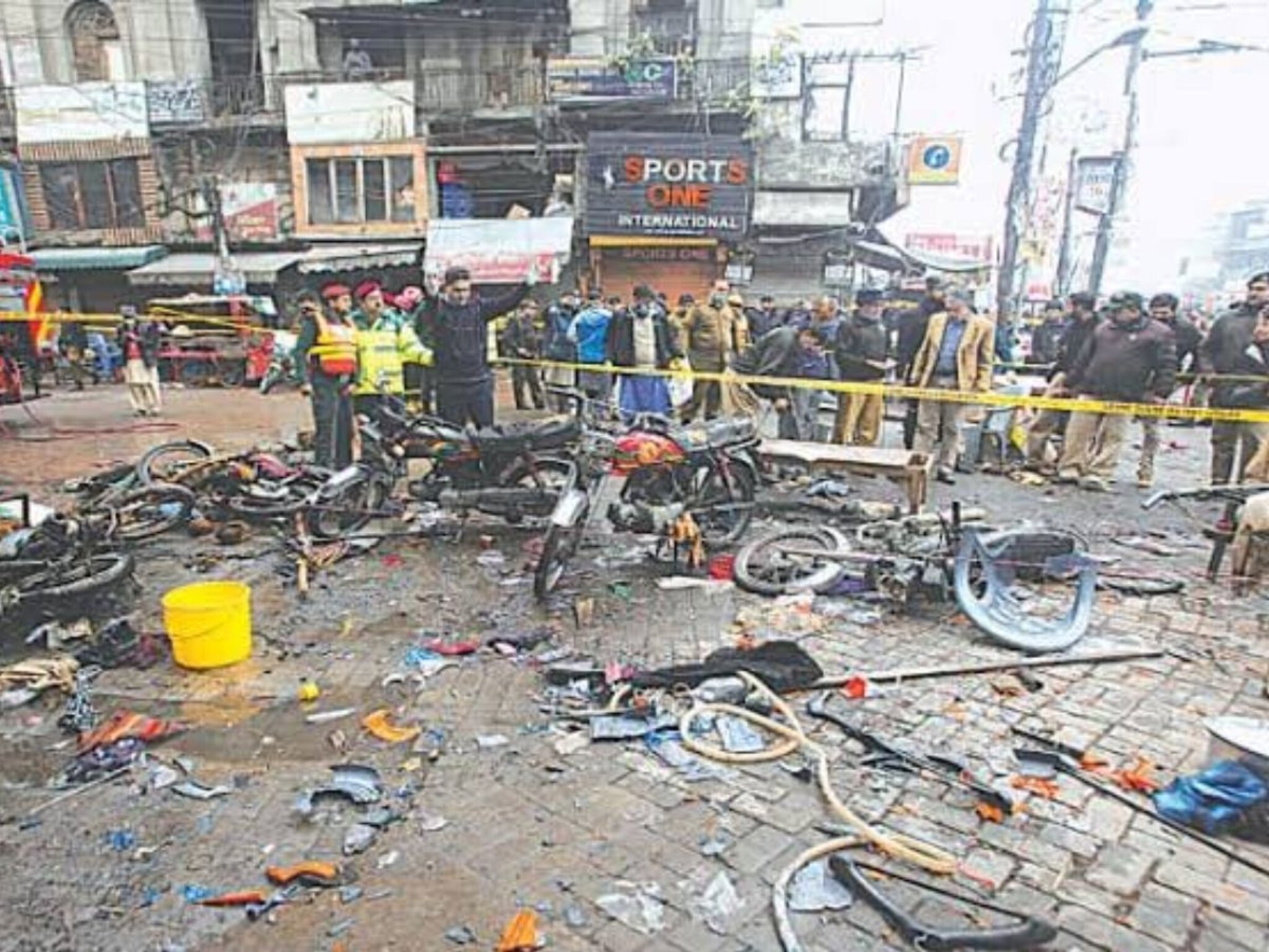 Lahore blasts : पाकिस्तानवर डबल अटॅक, एअर स्ट्राईकच्या 24 तासानंतर साखळी बॉम्बस्फोटाने हादरलं लाहोर!