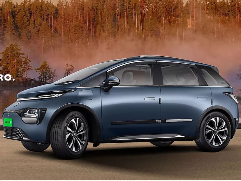 फिचर्स : 52.9 kWh च्या बॅटरीसह  449 किमी रेंज दिली आहे.  सुरक्षेसाठी 12 प्रमुख ADAS Level-2 फिचर्स जसे ट्रॅफिक जाम असिस्ट, ऑटोमेटिक इमर्जन्सी ब्रेकिंग आणि फॉरवर्ड कोलिजन वॉर्निंग दिलं आहे. तसंच   पावर्ड टेलगेट, रिक्लाइन होणारे 135 डिग्री एरो लाउंज सीट्स आमि 15.6” टच डिस्प्ले दिला आहे.  