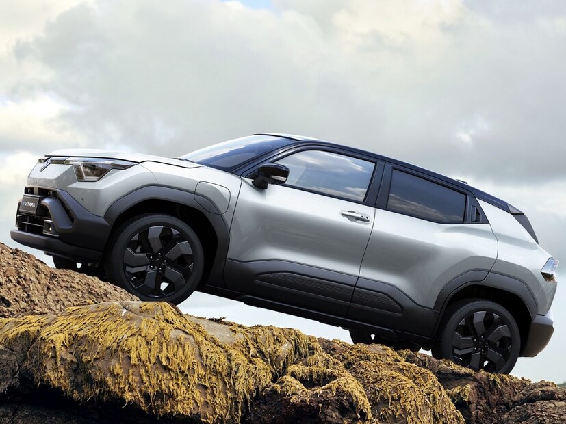 Maruti Suzuki e Vitara : मारुती सुझुकी या वर्षी भारतात त्यांची पहिली इलेक्ट्रिक कार 'वितारा' लाँच करू शकते. ज्यामध्ये दोन बॅटरी पॅक ऑप्शन असतील. 49kWh आणि 61kWh क्षमतेचे बॅटरी पॅक असतील. पूर्ण चार्ज केल्यावर ते 500 किलोमीटरपर्यंतची रेंज देऊ शकते. ई विटारा गुजरात प्लांटमध्ये तयार केली जाईल. सुरक्षेसाठी, त्यात 7 एअरबॅग्ज, 360-डिग्री कॅमेरे, लेव्हल-2 ADAS, EBD सह अँटी-लॉक ब्रेकिंग सिस्टम असेल. भारतात त्याची किंमत सुमारे 17 ते 18 लाख रुपयांपर्यंत जाऊ शकते.