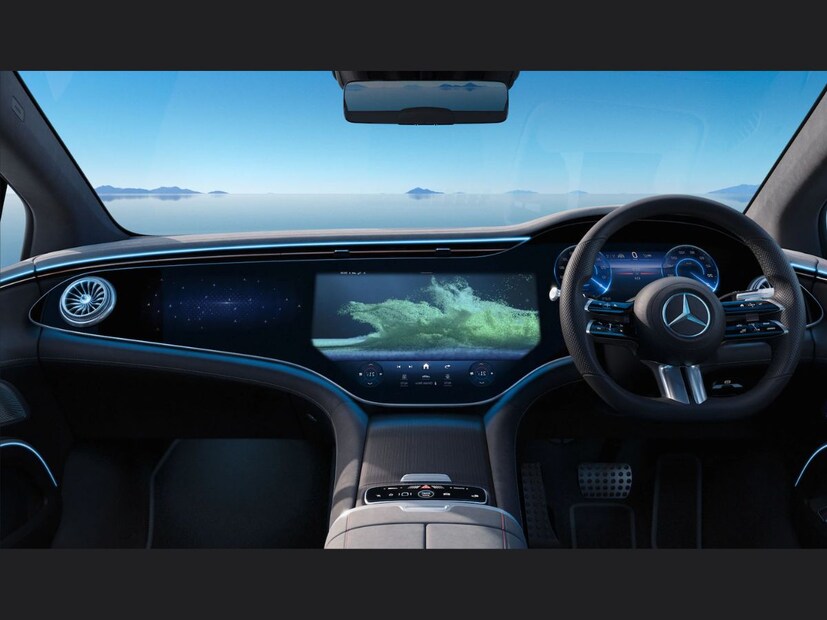 भारतात सध्या सर्वाधिक रेंज देण्याचा मान हा Mercedes-Benz EQS 580 4MATIC ला मिळतो.  ही कार एकदा फुल चार्ज केल्यावर 857 किमी रेंज देते. यात 107.8 kWh चा बॅटरी पॅक आहे, ज्यामुळे ती लांब पल्ल्याच्या प्रवासासाठी  बेस्ट  आहे. Mercedes-Benz EQS मध्ये  107.8 kWh लिथियम-आयन बॅटरी पॅक दिला आहे.  पॉवरट्रेन  ड्युअल इलेक्ट्रिक मोटर्स (प्रत्येक एक्सलवर एक), एकूण 523 hp (516 bhp) आणि 855 Nm टॉर्क इतकी पॉवर जनरेट क