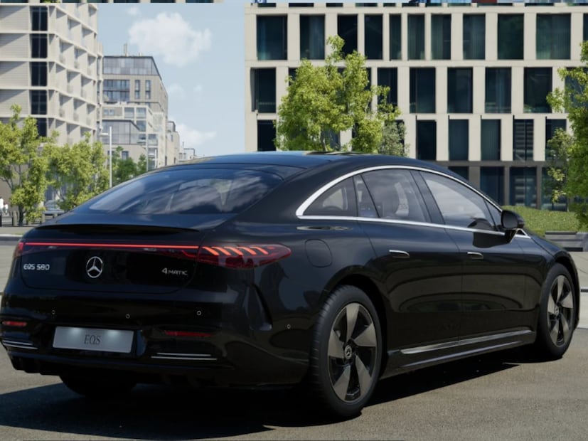 किंमत किती -   Mercedes-Benz EQS 580 4MATIC ही  महाराष्ट्रातील पुण्यातल्या चाकण प्लांटमध्ये असेंबल केली जाते, ज्यामुळे किंमत तुलनेने कमी  आहे. या कारची किंमत 1.63 कोटी रुपये, एक्स-शोरूम इतकी आहे. बॅटरीवर 8 वर्षे किंवा 2,50,000 किमी वॉरंटी दिली आहे. दर दोन वर्षांनी किंवा 30,000 किमीवर, पहिल्या वर्षासाठी डीलरशिपवर मोफत चार्जिंग सर्व्हिस दिली आहे.