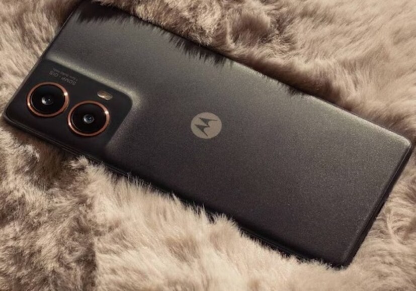 या मोटो स्मार्टफोनमध्ये 33W फास्ट चार्जिंगसह 5,000mAh बॅटरी आहे. हा फोन टाइप सी चार्जिंग पोर्टसह येतो. त्याचे वजन 172 ग्रॅम आहे आणि त्याची जाडी 7.59mm आहे.