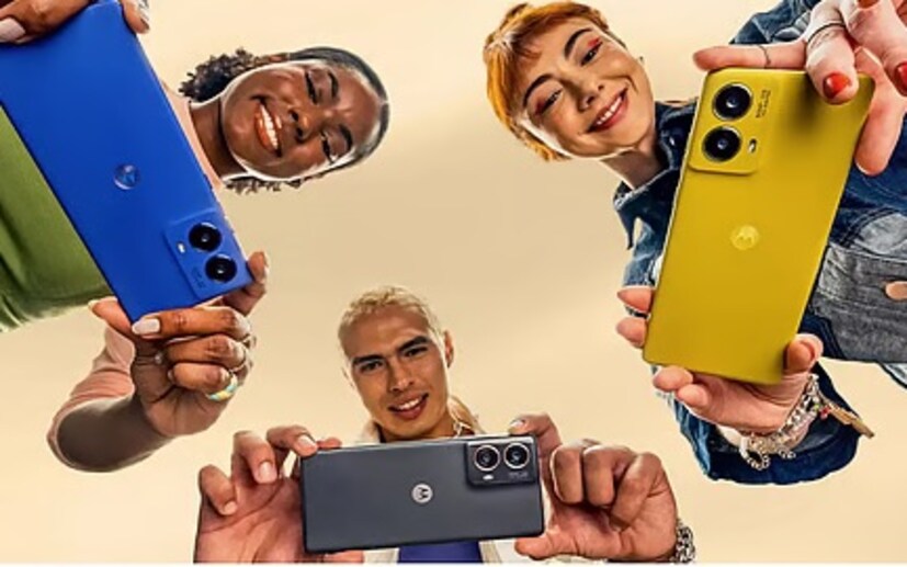 Moto G85 5G मध्ये स्नॅपड्रॅगन 6s Gen 3 चिपसेट आहे जो 12GB RAM आणि 256GB स्टोरेजसह येतो. हा फोन 8 GB RAM + 28 GB स्टोरेज ऑप्शनसह उपलब्ध आहे.