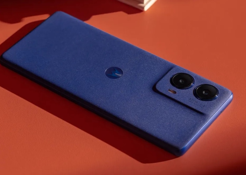 मोटोरोलाच्या Moto G85 5G मध्ये 120Hz रिफ्रेश रेटसह 6.7-इंचाचा pOLED डिस्प्ले आहे. फोनची सर्वात खास गोष्ट म्हणजे त्याचा कर्व्ड डिस्प्ले, जो हाय-एंड Moto Edge सिरीजसारखाच आहे. त्याची पीक ब्राइटनेस 1600nits पर्यंत पोहोचते आणि फोन डिस्प्लेच्या सुरक्षिततेसाठी, त्याला कॉर्निंग गोरिल्ला ग्लास 5 चे प्रोटेक्शन मिळते.