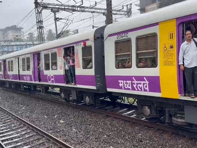 आज शुक्रवार असल्यामुळे कर्मचारी आणि कामगार अनेक कामावर वेळेत जाऊन आपलं काम संपवून लवकर घरी किंवा बाहेर पडण्याच्या तयारीत होते, जेणेकरून त्यांना वीकेंड उत्साहात सुरू करता येईल. मात्र, रेल्वेच्या या बिघाडाने त्यांच्या सर्व प्लॅनवर पाणी फिरवले आहे. 