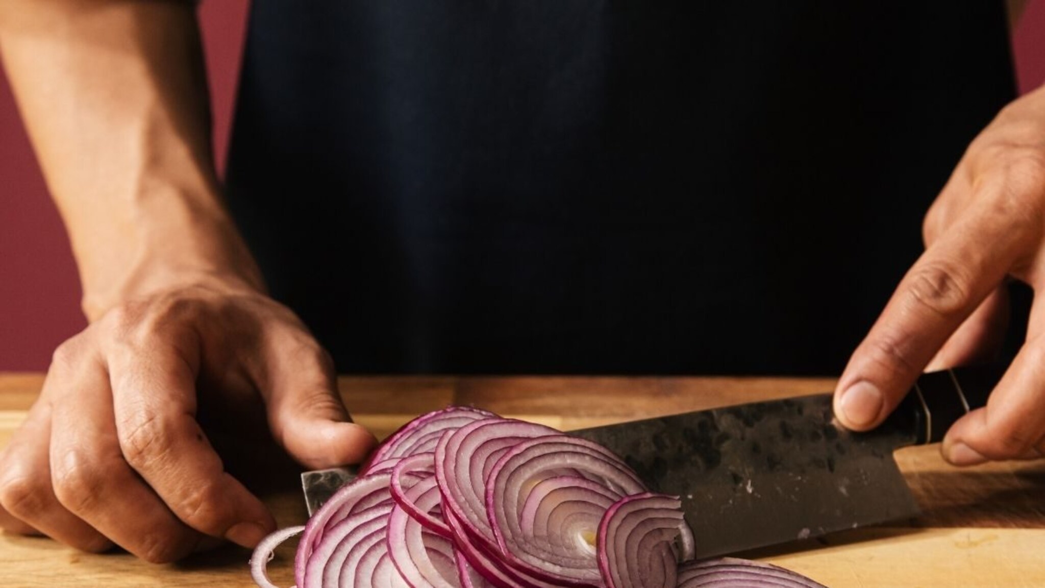 Onion : कांदा कसा खायचा? अनेकांना माहिती नाही योग्य पद्धत