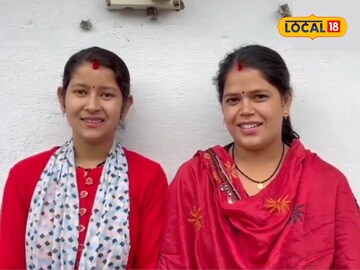 2 female YouTubers 2 female YouTubers