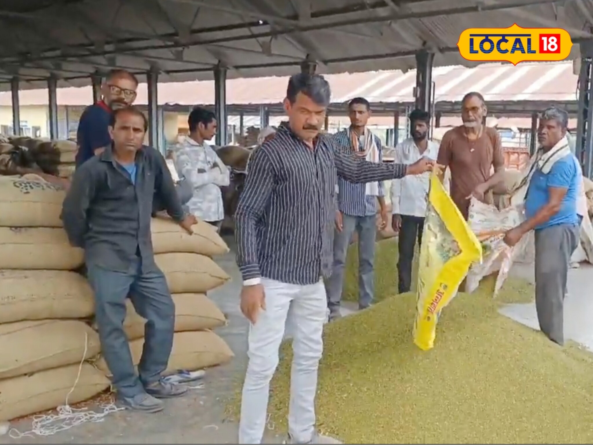 YouTube झाला शेतकऱ्यांचा गुरू! 'या' शेतकऱ्यांनी एकाच वेळी घेतली 3 पिकं, आता करताहेत लाखोंची कमाई