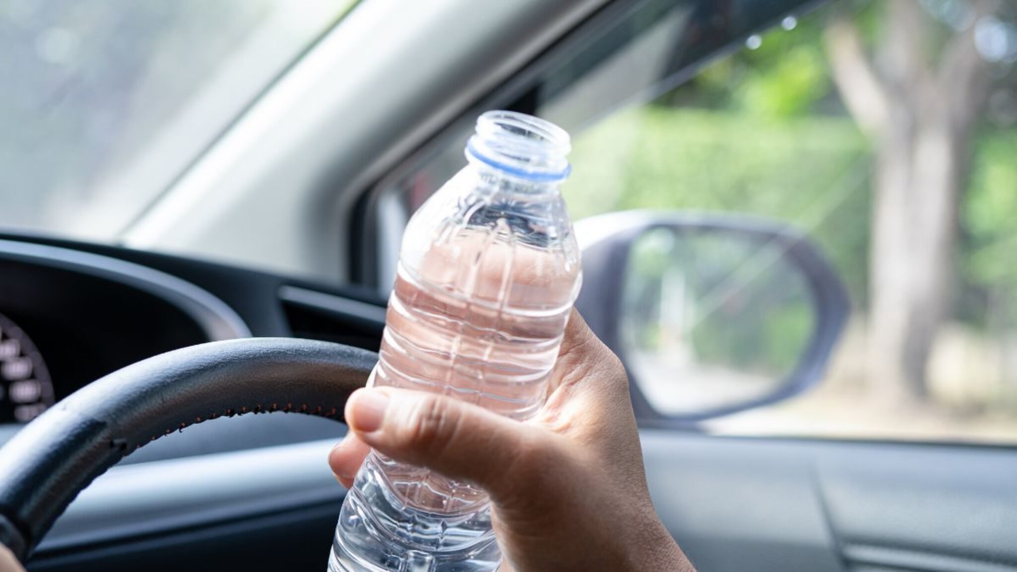 गाडीत प्लॅस्टिक बाटलीतून पाणी पिताय सावधान! मोठा धोका 