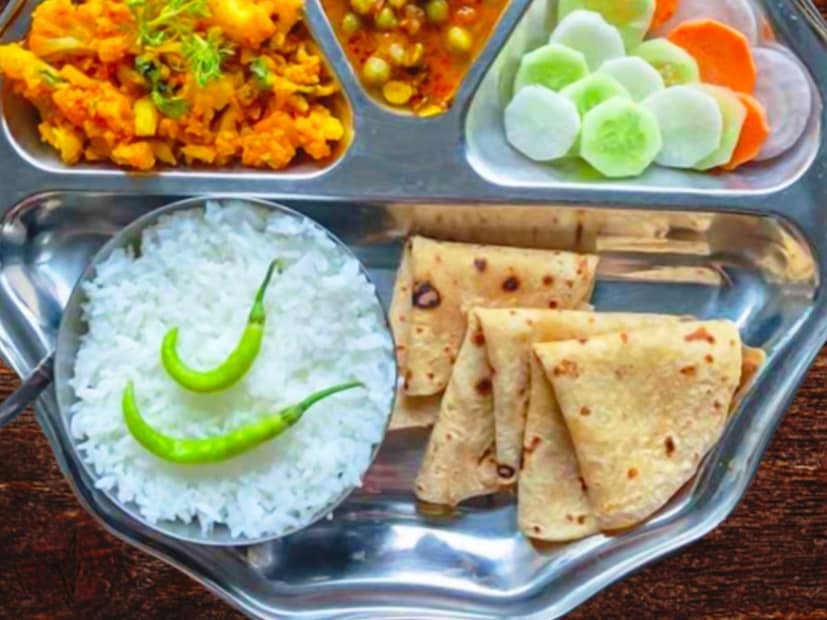 पूर्वीच्या काळात जेव्हा आपण चपाती खायचो तेव्हा त्यात कोंडा असायचा. या कोंड्यात भरपूर फायबर होते. भाताच्या बाबतीतही तेच आहे. जेव्हा तांदूळ वाढतो तेव्हा तो तपकिरी रंगाचा असतो. जेव्हा तो रिफाइंड केला जातो तेव्हा तो पांढरा होतो.