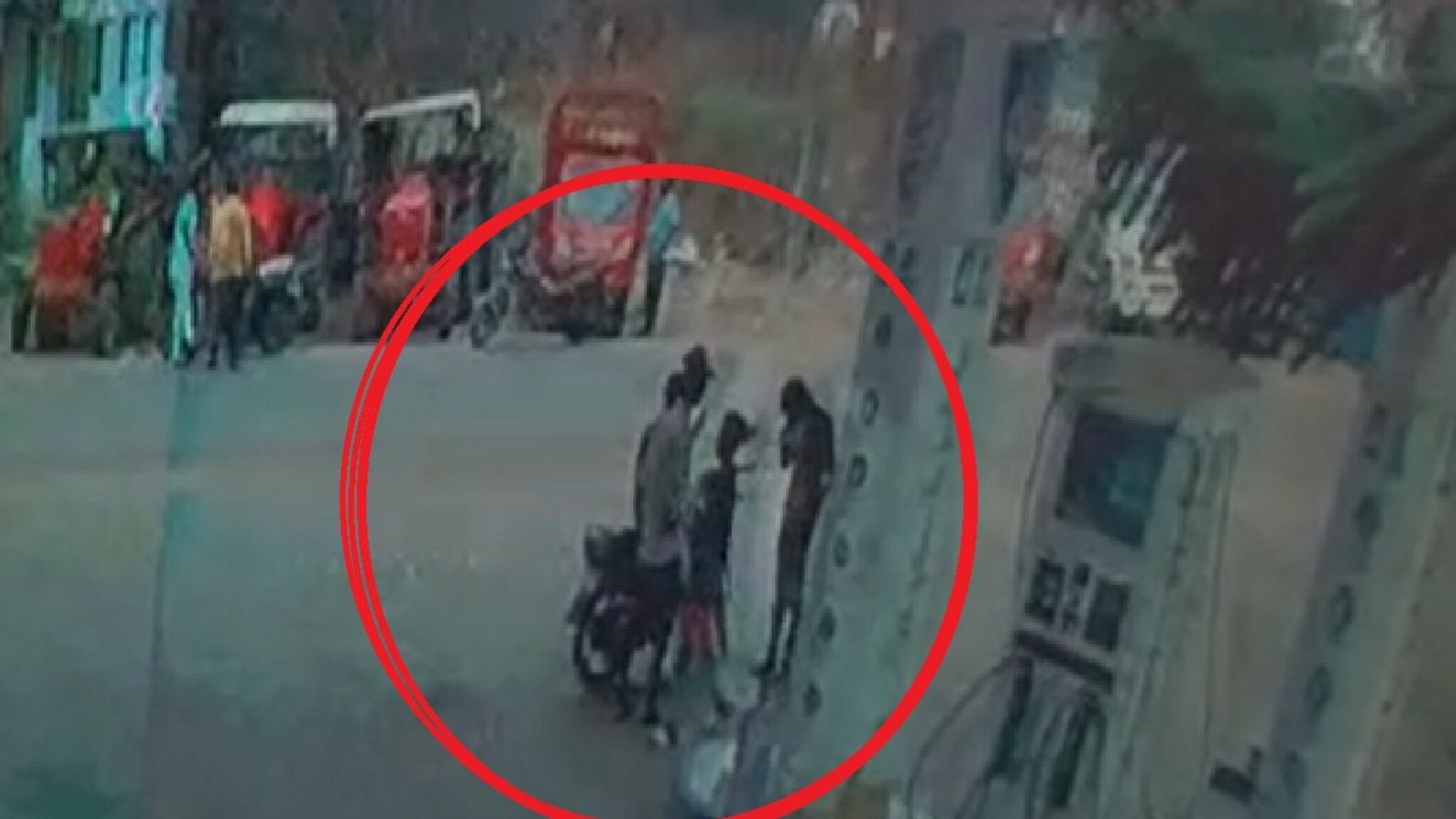 पेट्रोल मागितले, कामगार म्हणाला शिल्लक नाहीये, तरुणांचा थेट चाकूने धुमाकूळ, संभाजीनगरची घटना