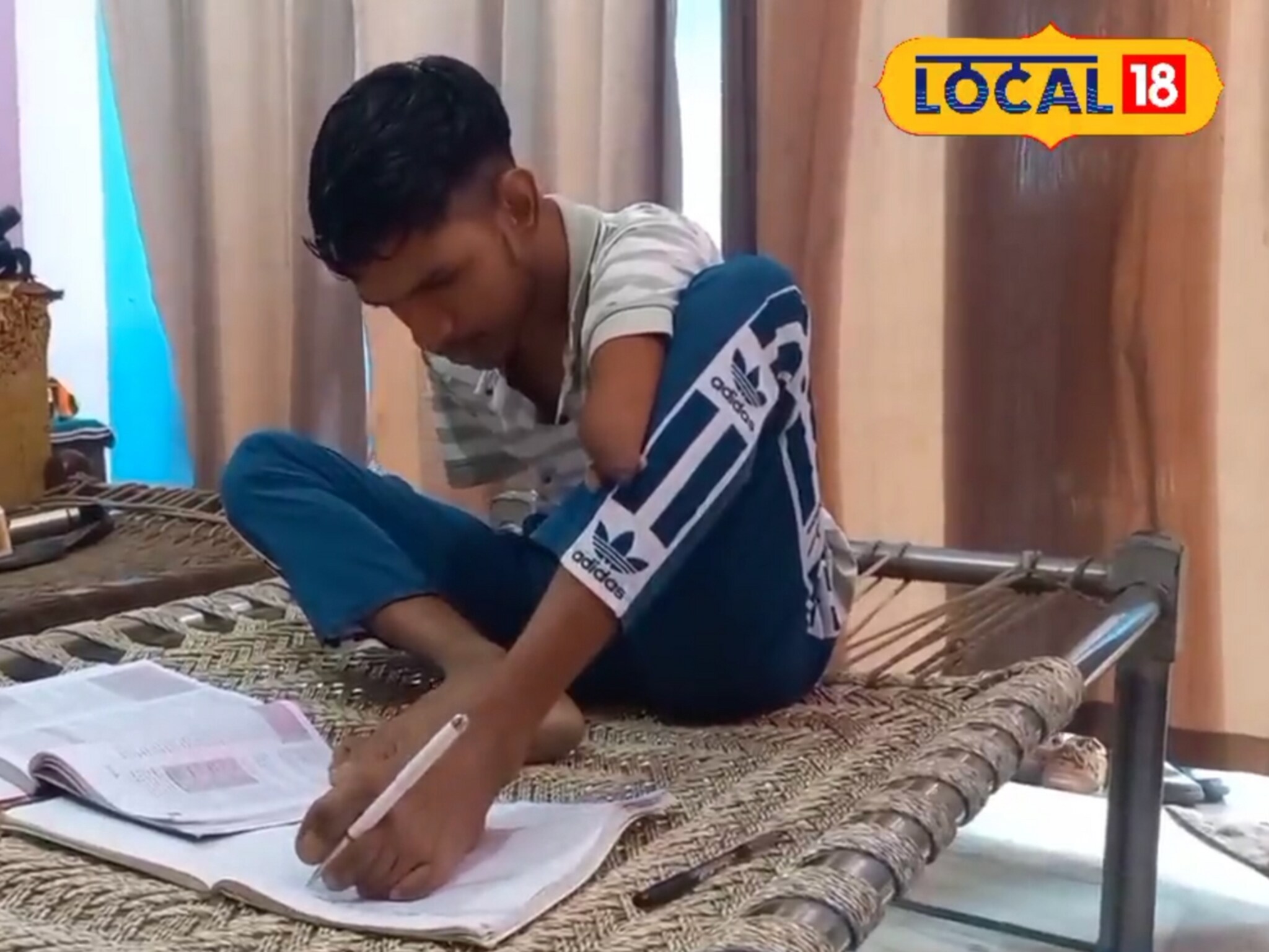 व्वा, अशी असावी जिद्द! हात नाहीत, 'या' तरुणाने पायांना बनवलं शस्त्र; MA करणारा शिवम करतोय IAS ची तयारी