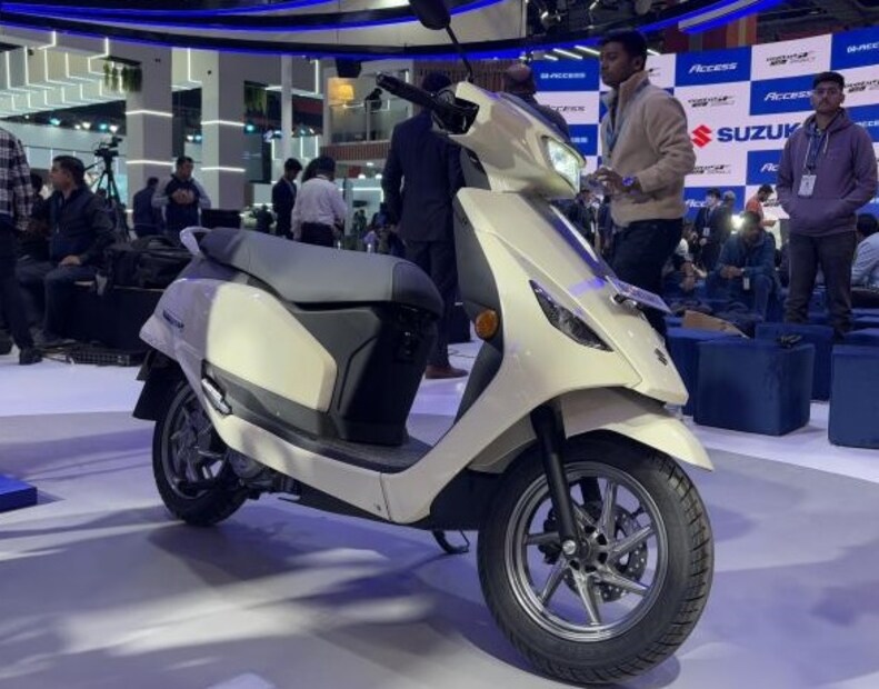 सुझुकी ई-अ&#x200d;ॅक्सेस : 2025 च्या ऑटो एक्स्पोमध्ये प्रदर्शित झाल्यानुसार, तशी सुझुकी ई-अ&#x200d;ॅक्सेस खूपच स्टायलिश दिसते. त्याची रचना 2025 च्या अ&#x200d;ॅक्सेसपेक्षा अधिक तीक्ष्ण आणि आकर्षक आहे. जी एक प्रीमियम अपील निर्माण करते. खाली आपल्याला उभ्या एलईडी डीआरएल आणि टर्न इंडिकेटरसह एक शिल्पित एप्रन दिसतो. 