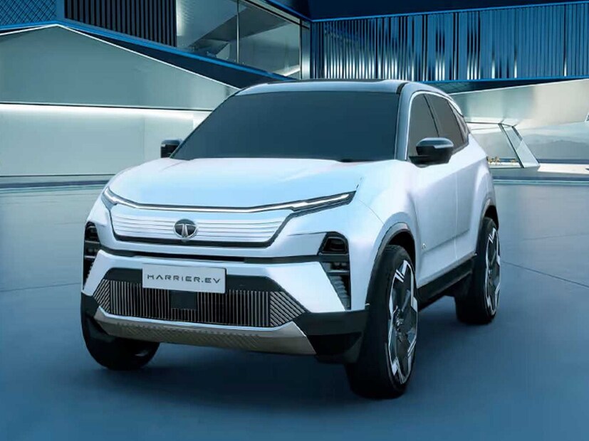 Tata Harrier EV : टाटा मोटर्स यावर्षी 3 जून रोजी त्यांची HarrierEV लाँच करणार आहे. ही कार पहिल्यांदा ऑटो एक्स्पो 2025 मध्ये सादर करण्यात आली होती. ही एसयूव्ही पूर्ण चार्ज केल्यावर सुमारे 500 किमीची रेंज देईल. सुरक्षिततेसाठी त्यात अनेक उत्तम फीचर्स समाविष्ट केली जाऊ शकतात. सुरक्षेसाठी, त्यात 6 एअरबॅग्ज, अँटी-लॉक ब्रेकिंग सिस्टम, 360 डिग्री कॅमेरे, इलेक्ट्रॉनिक स्टॅबिलिटी कंट्रोल (ESC) आणि Level 2 ADAS सारखी फीचर्स दिली जाऊ शकतात.