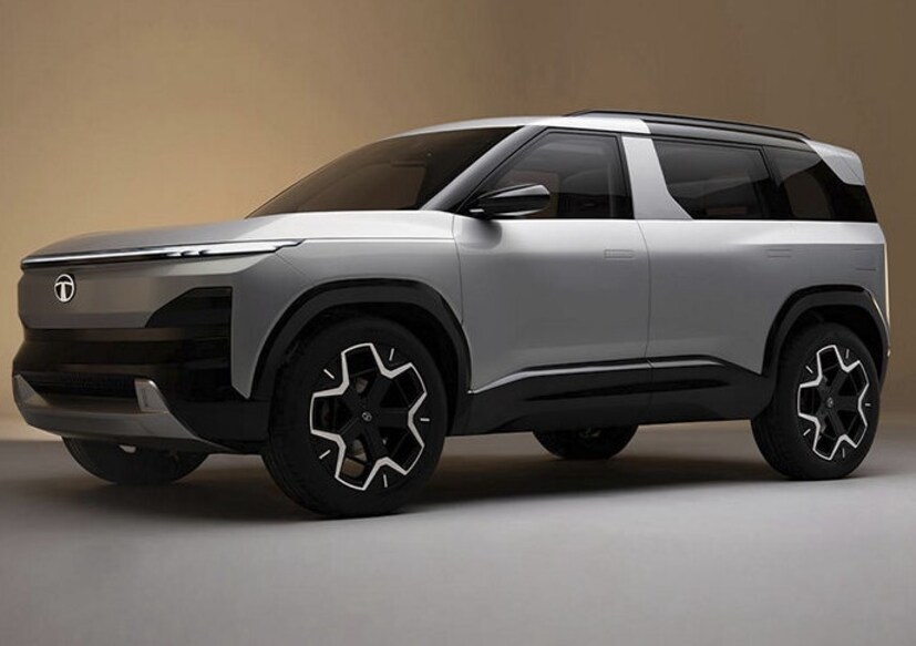 Tata Sierra EV : टाटा सिएरा या वर्षी ऑगस्टमध्ये लाँच होऊ शकते. नवीन सिएरा भारतात ईव्ही, पेट्रोल आणि डिझेल व्हेरिएंटमध्ये विकली जाईल. हे टाटाच्या Gen2 EV प्लॅटफॉर्मवर बांधले जाईल. सुरक्षेसाठी, नवीन सिएरामध्ये 6 एअरबॅग्ज, अँटी-लॉक ब्रेकिंग सिस्टम, 360-डिग्री कॅमेरे, इलेक्ट्रॉनिक स्थिरता नियंत्रण (ESC) आणि Level 2 ADAS सारखी फीचर्स दिली जाऊ शकतात. असे मानले जाते की, त्यात बसवलेली बॅटरी 500km पर्यंतची रेंज देखील देऊ शकते.