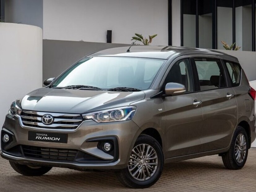 Ertiga सारखी दिसणारी कार ही टोयोटा कंपनीने अलीकडेच लाँच केली होती. या एमपीव्हीचं नाव टोयोटा कंपनीने Toyota Rumion असं ठेवलं होतं. पेट्रोल आणि सीएनजी ऑप्शनमध्ये ही MPV उपलब्ध आहे. Rumion मुळात ही एर्टिगाच्याच प्लॅटफॉर्मवर उभी आहे. नेक्साने या कारची निर्मिती केली. अंतर्गत करारामुळे टोयोटा हा मारुती सुझुकीला मदत करतोय. हायब्रिड इंजिन असेल किंवा कारचे पार्ट असेल तर टोयोटा ही मारुतीला पुरवत असते. त्याचाच एक भाग म्हणून टोयोटाने मारुतीची बेस्ट सेलर Ertiga ची कॉपी केली आणि  Rumion लाँच केली. 
