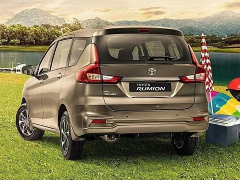 Toyota Rumion:  टोयोटाने Rumion सेम एर्टिगा सारखेच 7 सीटर दिले आहे. या गाडीची  किंमत 10 लाख 54 हजार रुपयांपासून (एक्स शोरूम) सुरू होते, टॉप एन्ड मॉडेल  13 लाख 83 हजार रुपयांपर्यंत (एक्स शोरूम) आहे. Rumion ही सीएनजी व्हेरिएंमध्येही उपलब्ध आहे. हायवेवरही ही गाडी 26.1 किलोमीटर इतका मायलेज देते. दुसरीकडे  टोयोटा रुमियन पेट्रोल व्हेरिएंट मॉडेल हे  20.11 किलोमीटर ते 20.51 किलोमीटर इतकं मायलेज देतेय. 