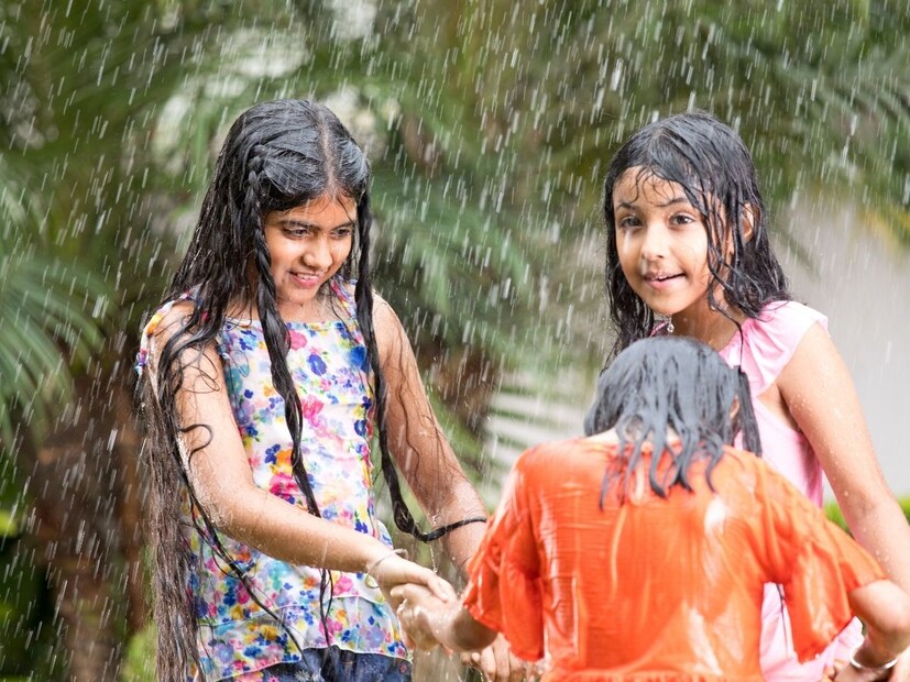 अमेरिकन जर्नल ऑफ पब्लिश हेल्थमध्ये प्रकाशित अभ्यानुसार पावसाच्या पाण्यात भिजल्याने सर्दी आणि खोकला होऊ शकतो. विशेषतः ज्यांना आधीपासूनच श्वासासंबंधी समस्या आहेत, त्यांचा त्रास अधिक वाढू शकतो.