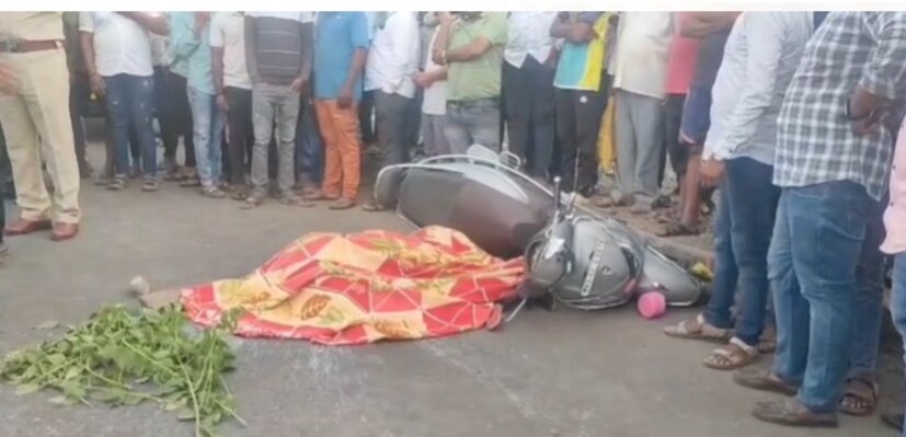  पुणे-बंगळूरु राष्ट्रीय महामार्गावर कराडजवळील आटके गावच्या हद्दीत आयशर टेम्पो आणि दुचाकीचा भीषण अपघाताची घटना घडली आहे