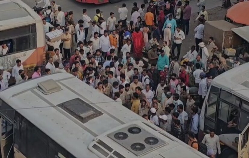 सोलापूरहून बीडकडे येणाऱ्या एसटी बसमध्ये महिलांची छेड काढण्यात आली. सोलापूरहून बीडकडे येणाऱ्या एसटी बसमध्ये महिलांची छेड काढण्यात आली.