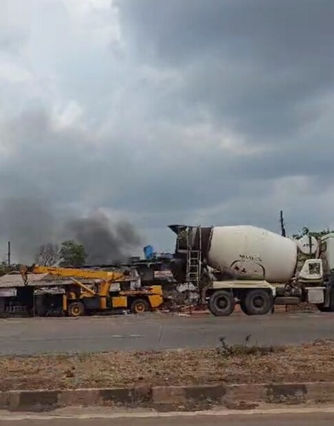 घटनास्थळी पोलीस दाखल झाले असून तपास नेमका स्फोट कशामुळे झाला याचा तपास करत आहे.