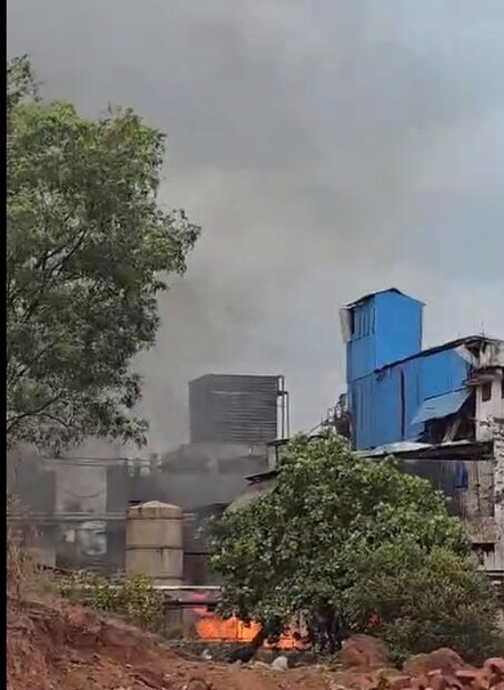  मात्र या ठिकाणी कोणतीही रुग्णवाहिका उपलब्ध नसल्याने जखमी कामगारांना दुचाकी वर नेण्यात आले.