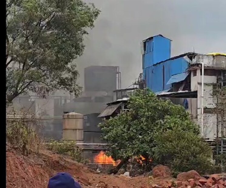 यामध्ये दोन कामगार होरपडल्याची घटना घडली असूव गंभीर जखमी झालेल्या दोन्ही कर्मचाऱ्यांना खाजगी रुग्णालयात उपचारासाठी पाठवण्यात आले आहे