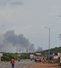 Ratnagiri News: रत्नागिरी स्फोटांनी हादरले,दोन जण गंभीर जखमी Ratnagiri News: रत्नागिरी स्फोटांनी हादरले,दोन जण गंभीर जखमी