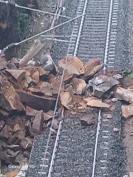 कोकण रेल्वेच्या वाहतुकीवर परिणाम झाला असून  संध्याकाळी घटना घडली आहे.  