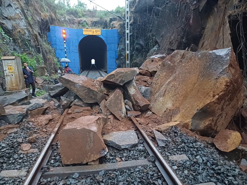  मुसळधार पावसामुळे रेल्वे रुळावर दरड कोसळल्याने रेल्वे वाहतूक ठप्प झाली आहे. 