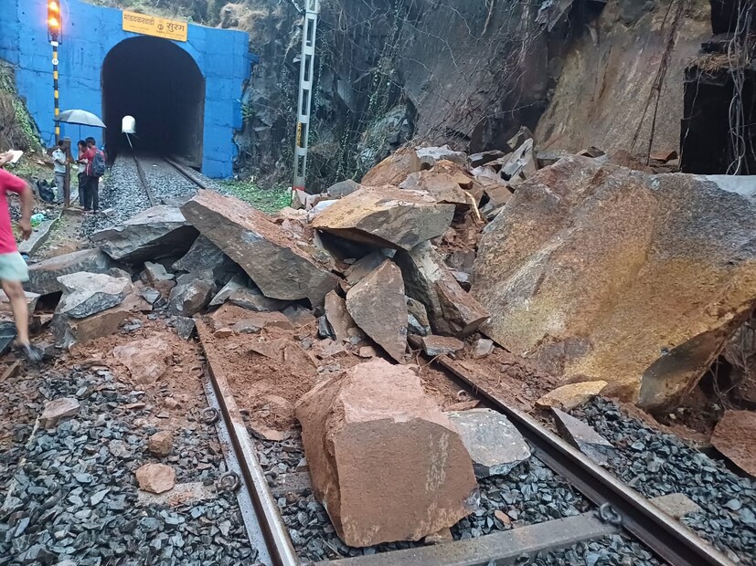 अवकाळी पावसाचा कोकण रेल्वेला मोठा फटका बसला आहे. कोकण रेल्वेची सेवा  ठप्प आहे.