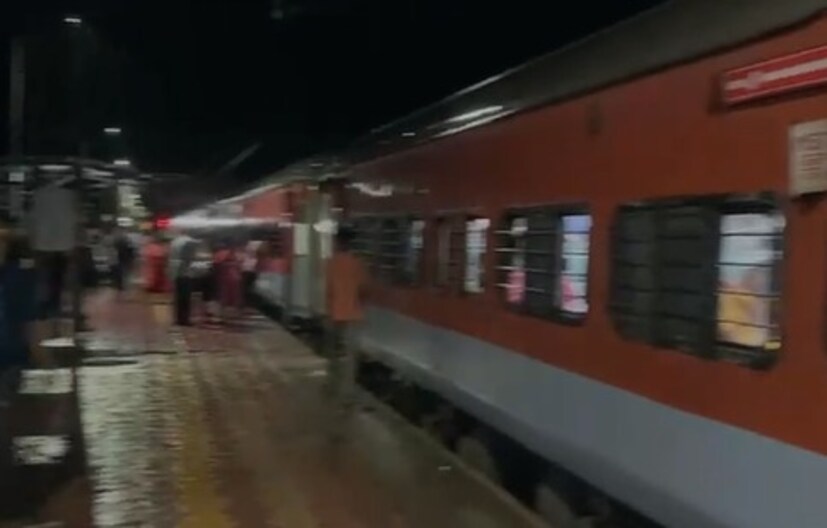 कोकण रेल्वे  रेल्वे ट्रॅकवर दरड कोसळल्याने रेल्वे सेवा बंद आहे.  लांजातील वेरवली - विलवडे स्टेशन दरम्यान दरड कोसळली आहे