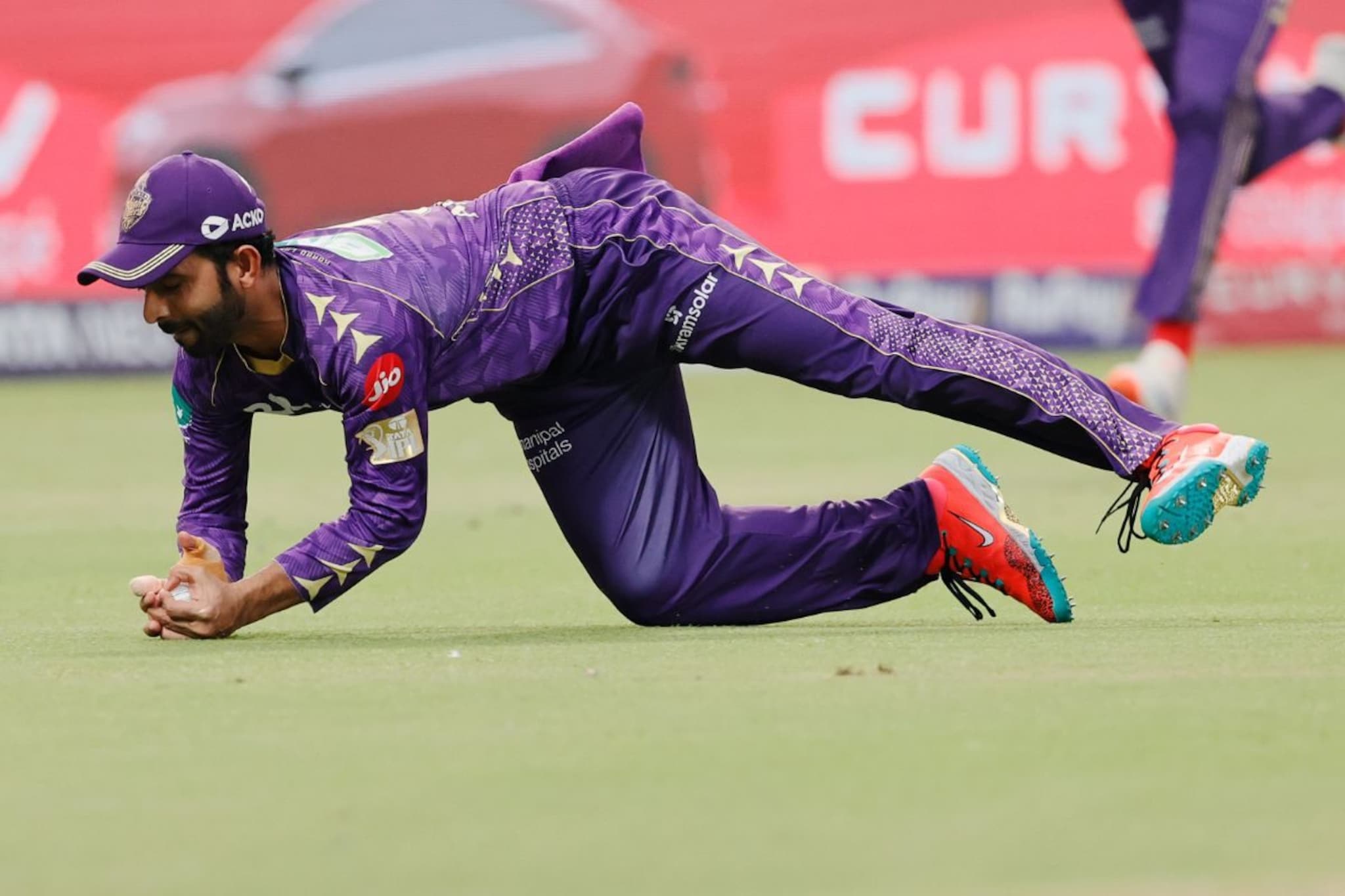 VIDEO: 36 वर्षाच्या अजिंक्यने भयानक झेल घेतला,अख्खं स्टेडिअम पाहत राहिलं