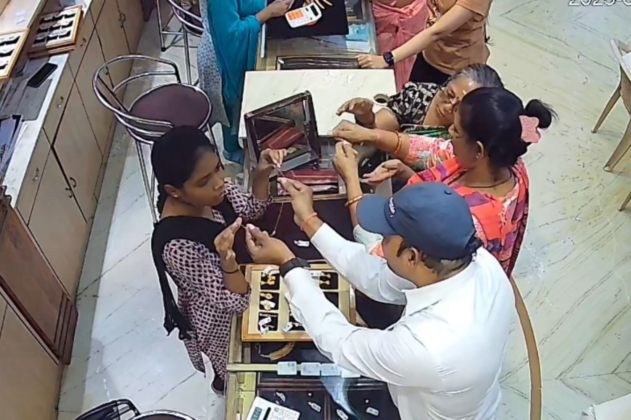 बंटी साखळी पाहत होता अन् बबलीने कानातले केले गायब,आजीनं 2 सेकंदात केला गेम