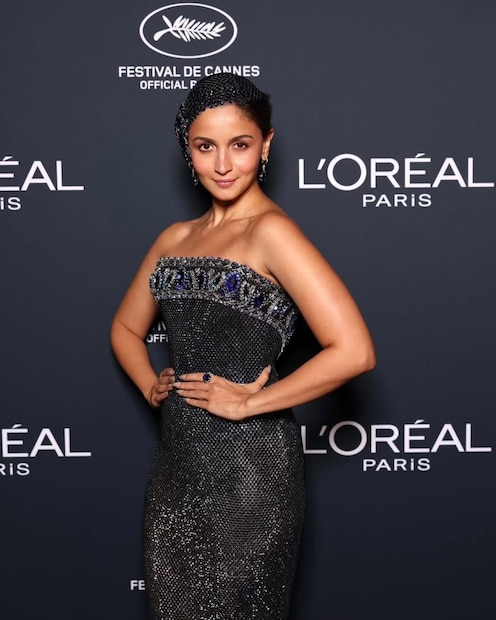  बॉलिवूड अभिनेत्री आलिया भट्टने कान्स फिल्म फेस्टिव्हलमध्ये डेब्यू केला.  शियापरेली डिझायनर गाऊनमध्ये आलियाचा पहिला लुक समोर आला आहे.