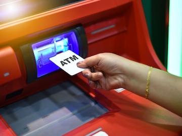 ATM कार्डवर प्रत्येक वर्षी किती लागतो चार्ज? बेसिक नियम प्रत्येकाला माहित हवे ATM कार्डवर प्रत्येक वर्षी किती लागतो चार्ज? बेसिक नियम प्रत्येकाला माहित हवे