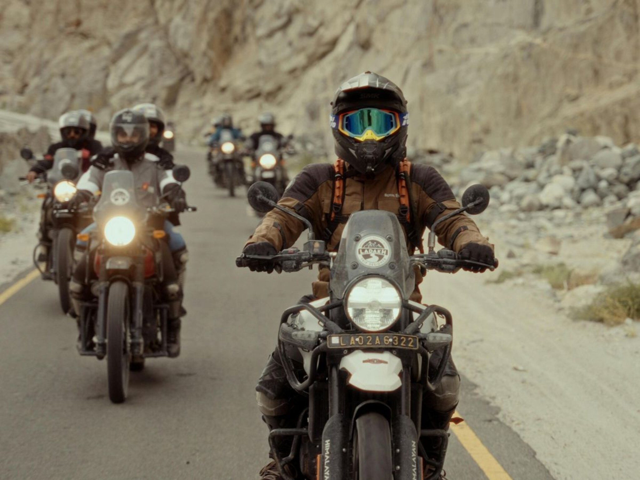 Bike: दुपारी सुद्धा बाइक आणि स्कुटरचा हेडलाईट का सुरू राहतो? बंद का होत नाही?