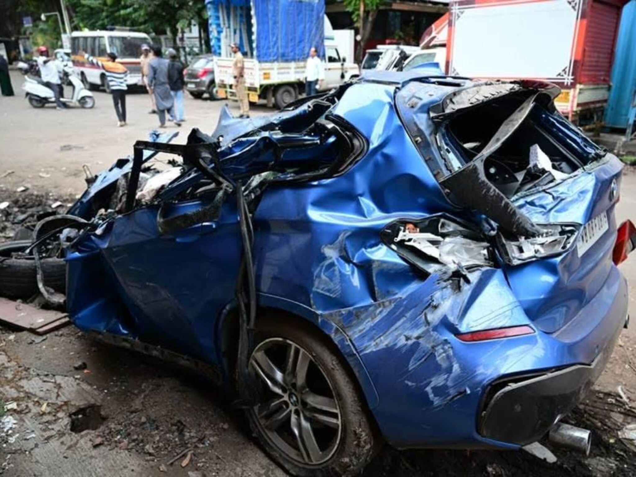 BMW ची 5 स्टार सेफ्टी रेटिंगची SUV, 180 किमी स्पीड अन् डंपरला धडकली ; कारचा फक्त सांगाडा उरला, PHOTOS