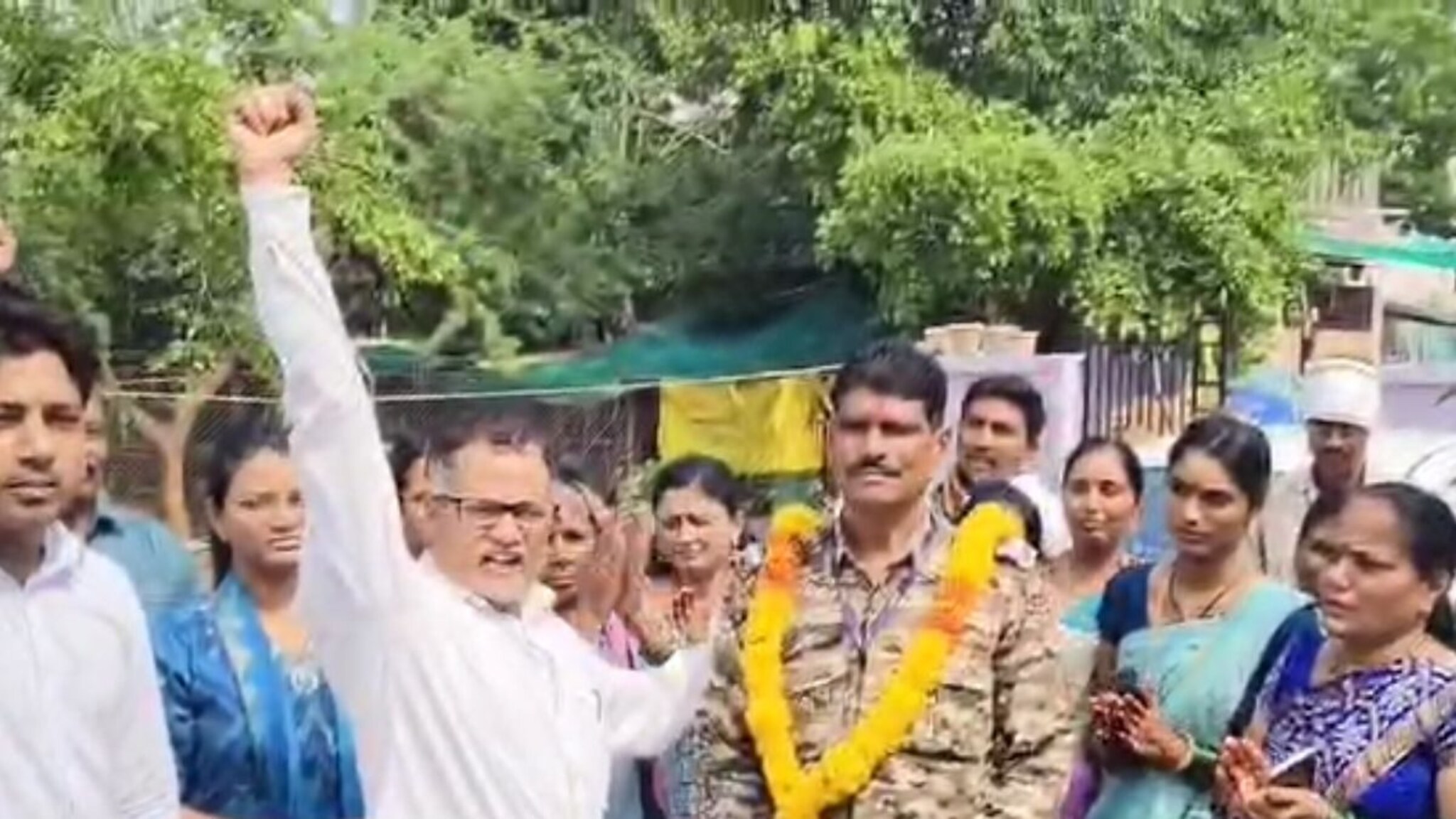 मुलाचं लग्न अर्ध्यावर सोडलं, कुटुंबाच्या डोळ्यात अश्रू, बुलढाण्यातील जवान तातडीने सीमेवर रवाना