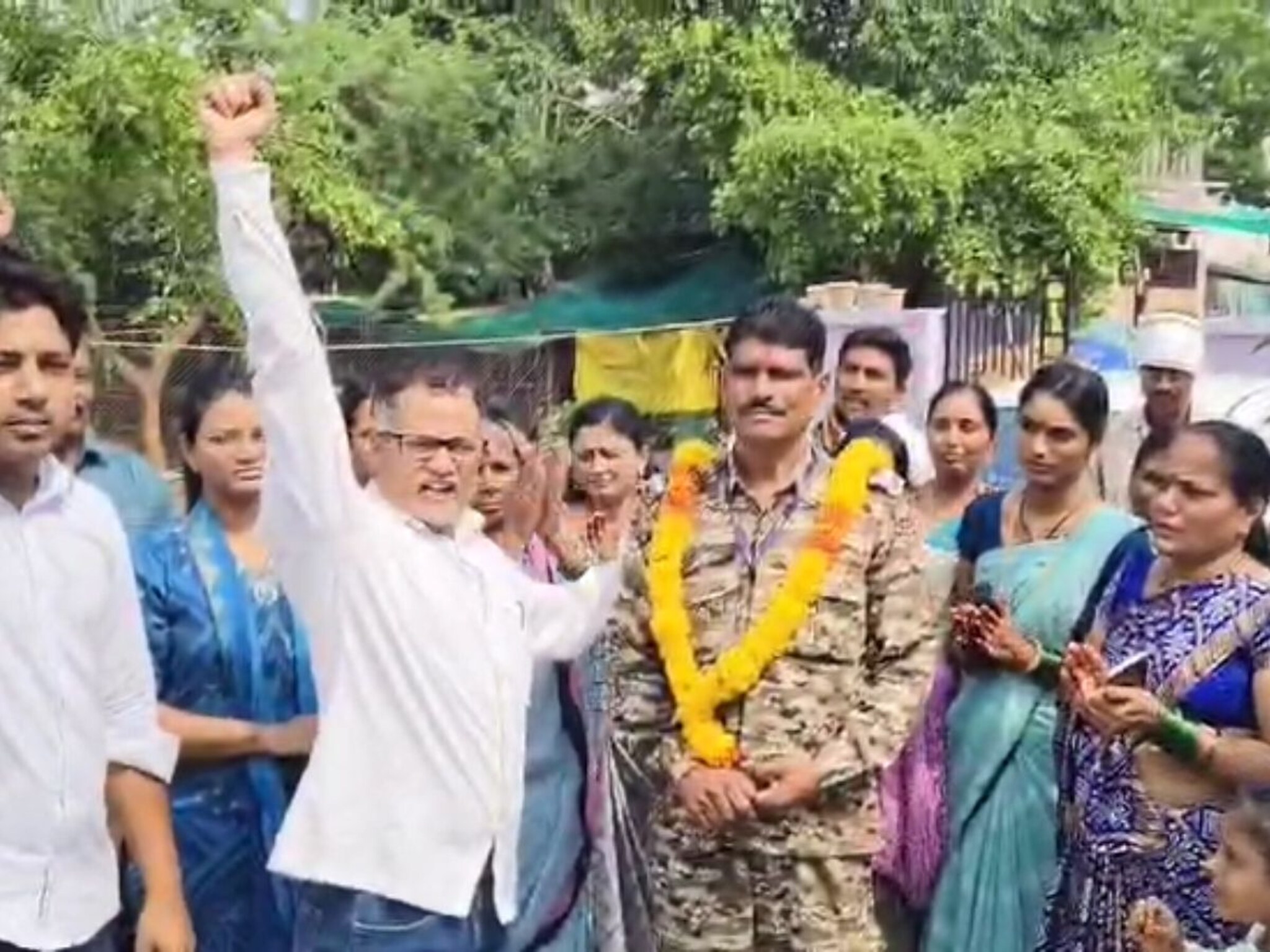 मुलाचं लग्न अर्ध्यावर सोडलं, कुटुंबाच्या डोळ्यात अश्रू, बुलढाण्यातील जवान तातडीने सीमेवर रवाना