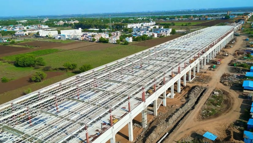 गुजरातच्या सुरतजवळ ४० मीटर लांबीच्या एका खास बॉक्स गर्डरचं कामही पूर्ण झालंय. स्वतः रेल्वेमंत्र्यांनी आणि राज्याचे परिवहन मंत्र्यांनीही या कामाचे फोटो आणि माहिती सोशल मीडियावर शेअर केली आहे.